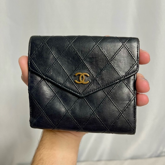 Chanel | 90s CC Interlock Black Lambskin Leather Diamond Quilted Compact Wallet - Picture 2 of 11